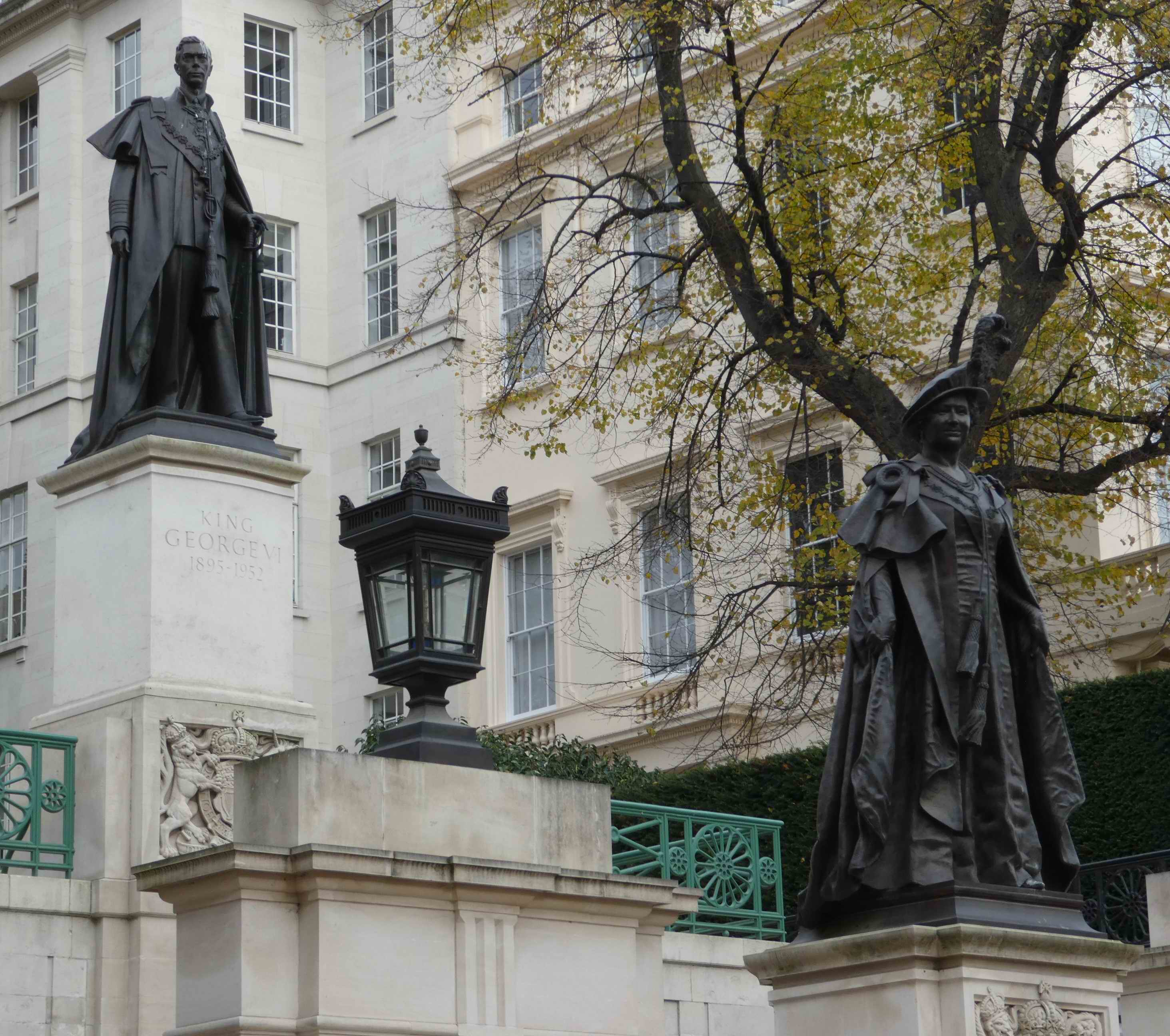 Lamp on George VI and Queen Mother Memorial